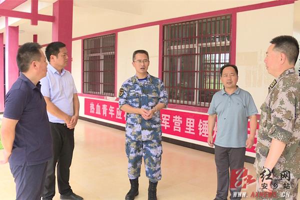 就下一步脱贫攻坚工作怎么抓,李兴刚指出,要坚持问题导向,结果导向
