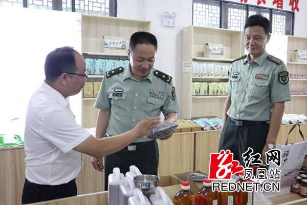 欧平清)6月16日,国防科技大学校长黎湘率队来到凤凰县廖家桥镇菖蒲塘