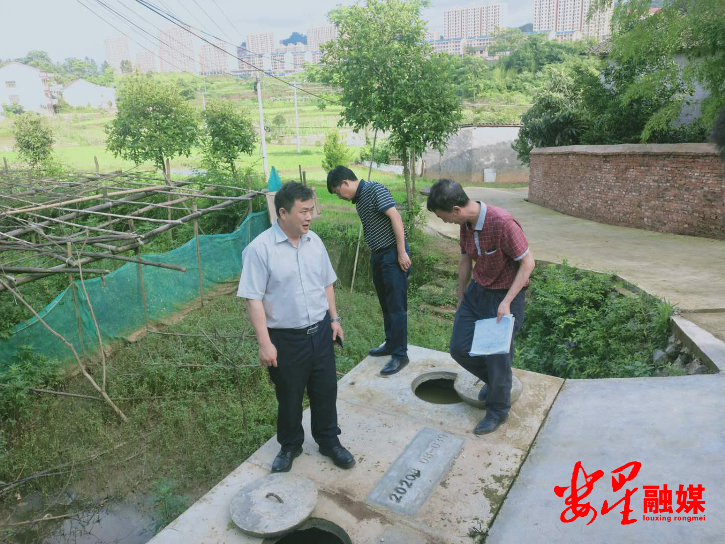 6月10日下午,区人大常委会副主任徐迪仁带队到杉山镇改厕任务村和施工