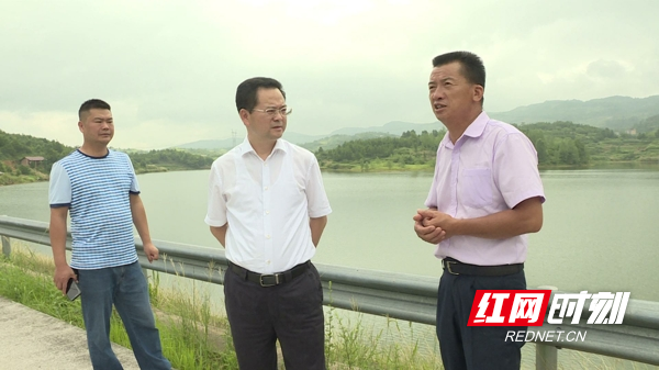 黎岳峰)6月26日上午,邵阳县委副书记,县长袁玉华到塘渡口镇罗城水库