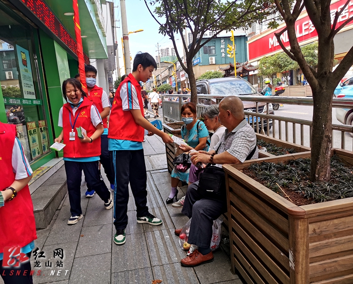 二中,三中20名学生身着红马甲,组成禁毒志愿队,走上街头,深入社区发放