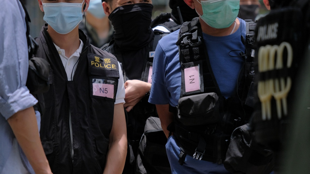 报道称,7月1日下午1时,在维园喷水池附近,在场的5名便衣警员身穿警察