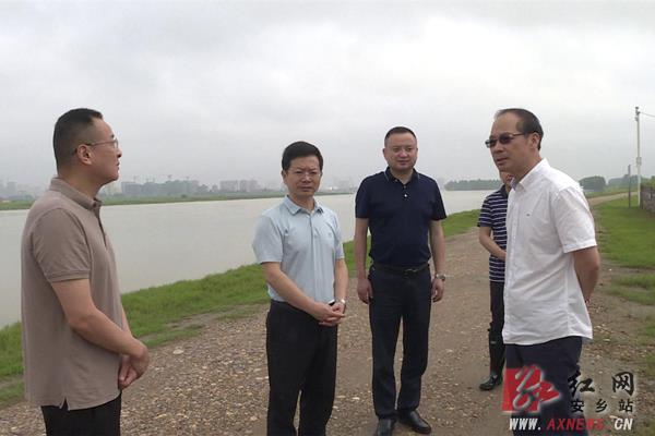 宋云文一行实地察看了安保垸东线堤防,大鲸港电排,西台尾电排等,认