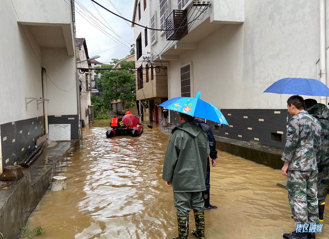 直击丨暴雨中乘风破浪的他们二