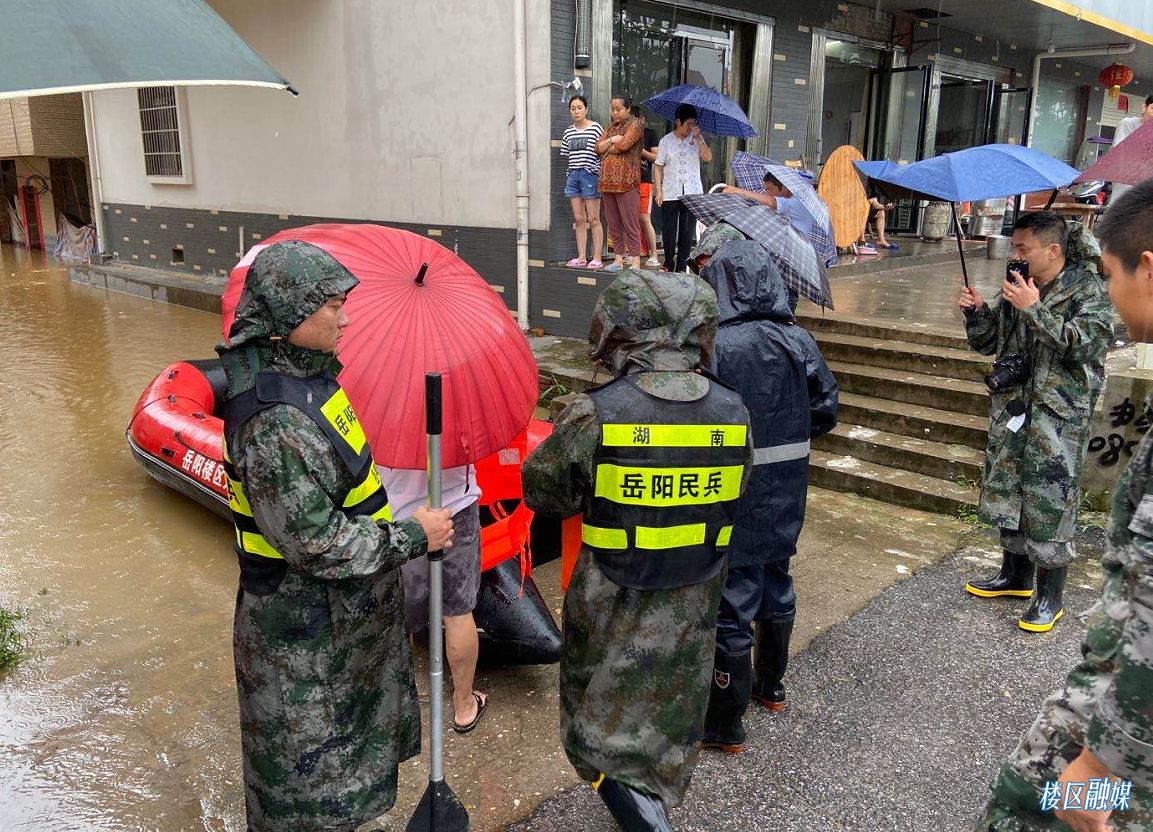 直击丨暴雨中乘风破浪的他们二