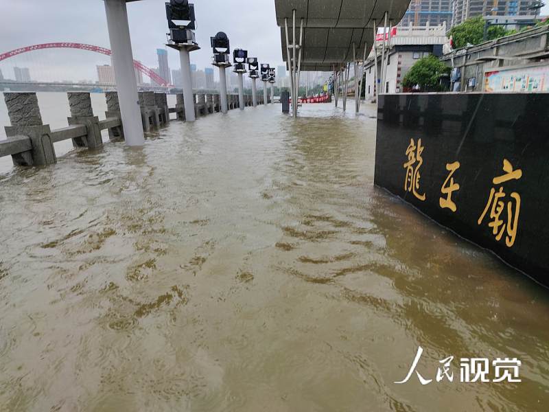 2020年7月7日,武汉,长江,汉江两江交汇的汉口龙王庙,被两江上涨洪水冲