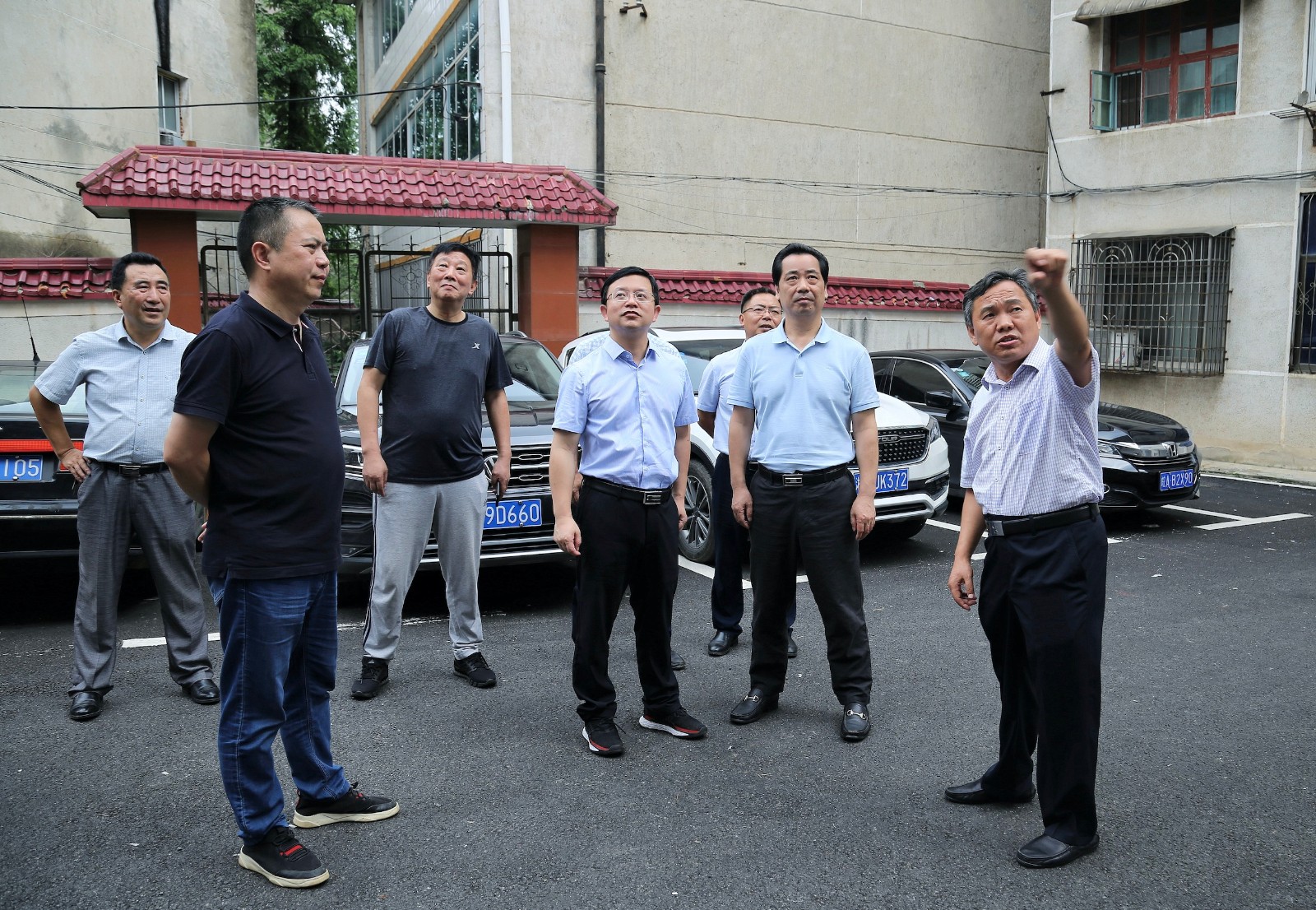万岳斌来我市调研老旧小区改造工作