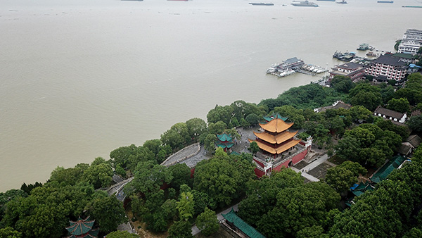 7月13日拍摄岳阳楼景区,旁边的洞庭湖处于超警戒水位状态(无人机照片)