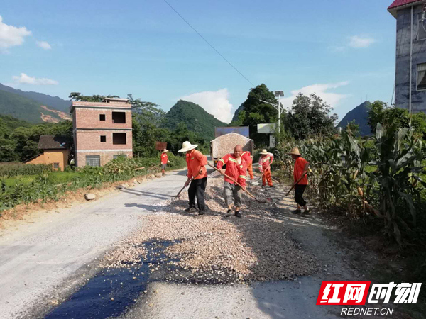 江华县:高温时节护路忙