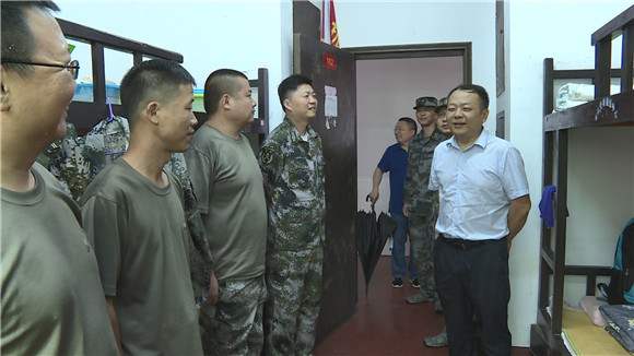 黄育文慰问民兵防汛抗洪连