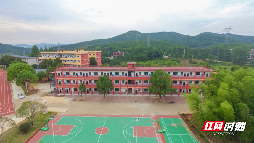 学校位于郴州市北湖区华塘镇,占地面积182亩,规划总投资2.