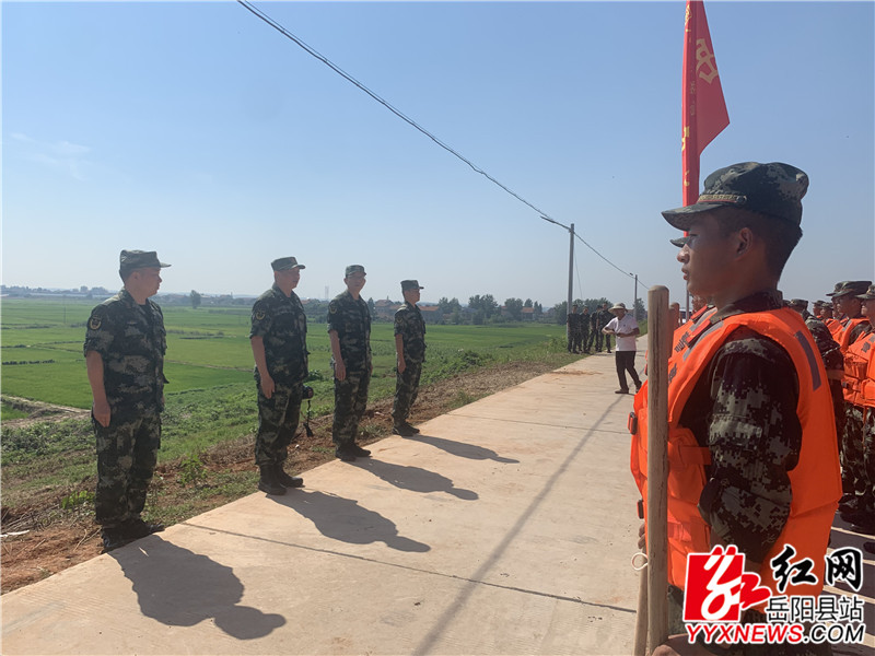武警湖南总队司令员李明辉看望慰问我县抗洪武警官兵