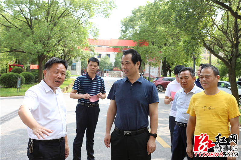 万岳斌来我县调研老旧小区改造工作