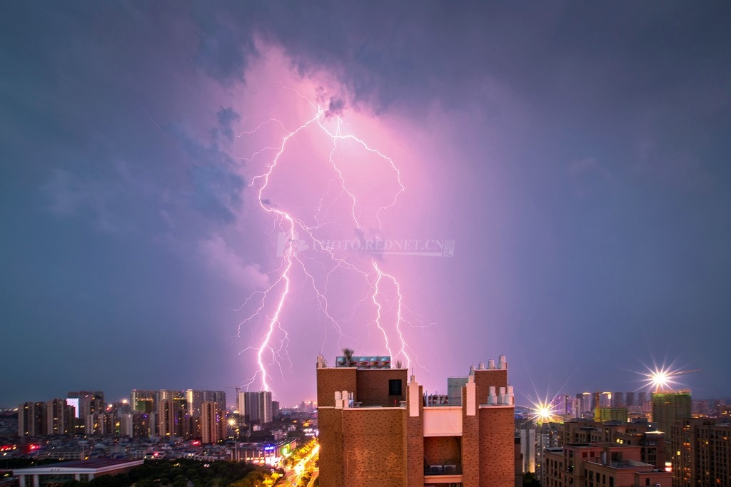 超震撼又浪漫粉色闪电频频闪爆长沙夜空