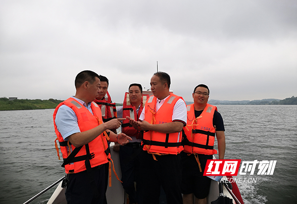 衡东县委副书记,县长徐志毅(右二)在湘江开展渔政执法日常巡查.