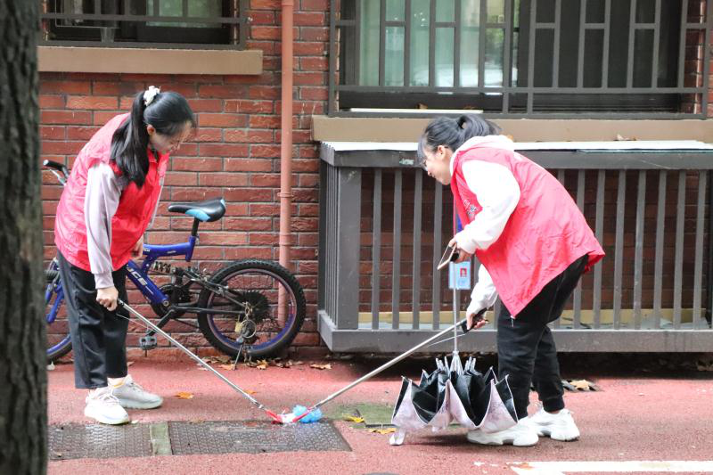 井湾子街道青年志愿者在井巷社区提供清理卫生等志愿服务.