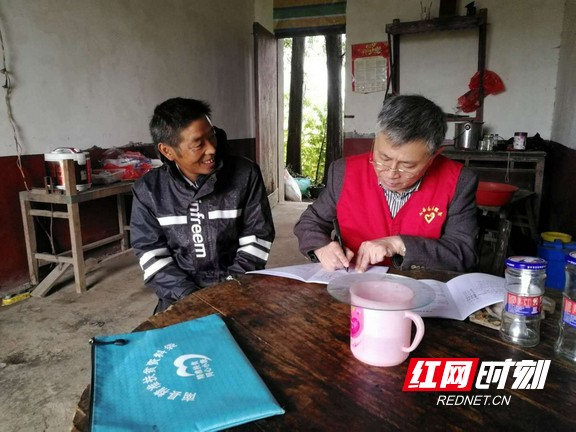 南县明山头镇:走访上户听民声 促进就业助脱贫