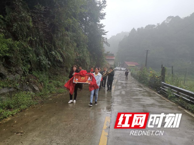 洞溪乡大田村:为长寿老人送牌匾 弘扬敬老传统文化_乡镇动态_慈利新闻