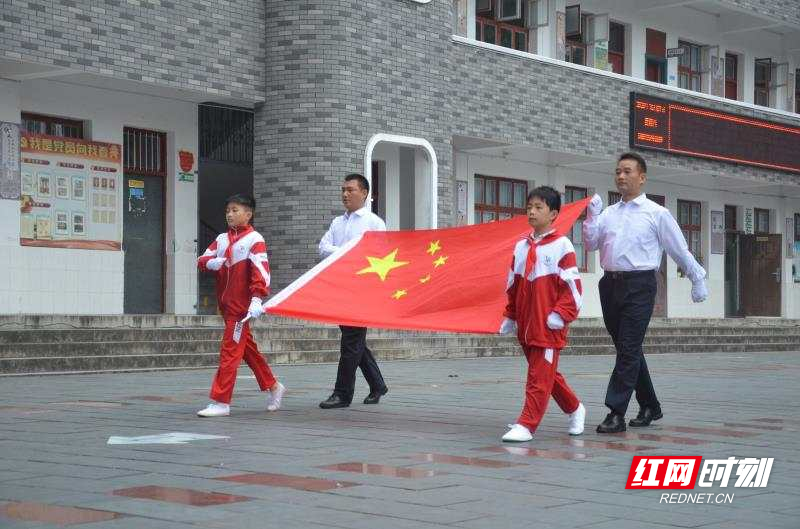 教育学生对祖国的热爱,10月1日上午8点,芷江荷花池小学隆重举办了"在