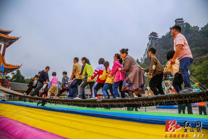 红星新闻龙山新闻网10月1日讯(记者 田辉)10月1日,太平山景区车水马龙