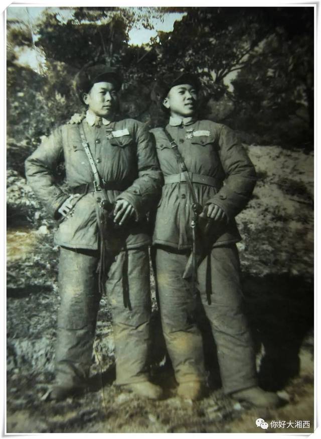 志愿军战士在朝鲜前线合影