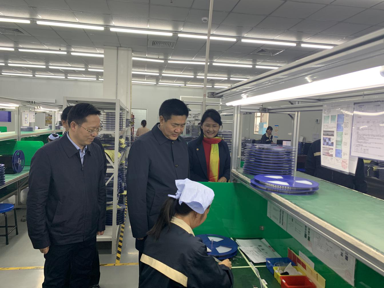 在县工业园集中区,傅奎考察了奇力新电子厂的生产车间.