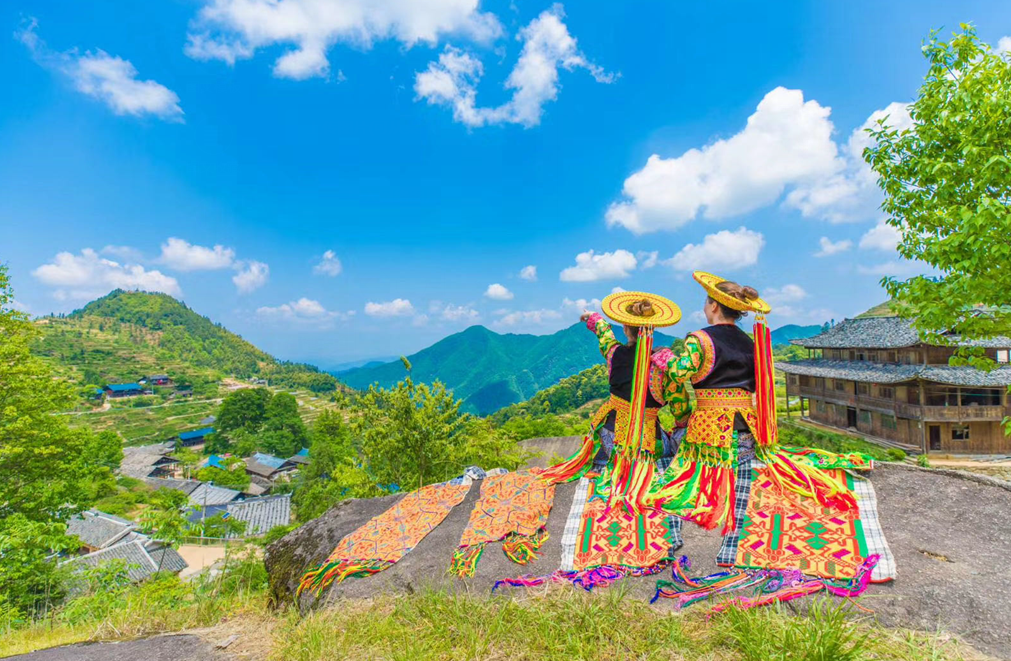 雪峰山大花瑶景区32对新人集体婚礼,甜蜜展示精准扶贫成果!(组图)