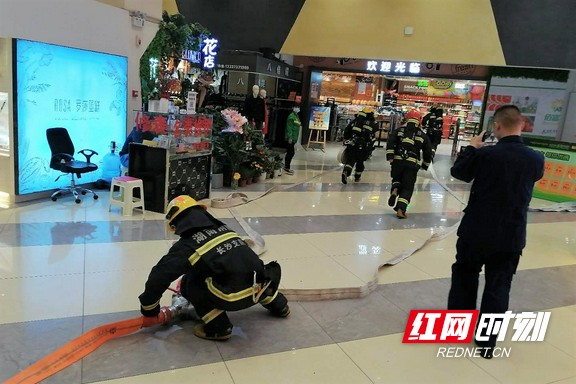 防患未"燃 消防安全演习走进商场