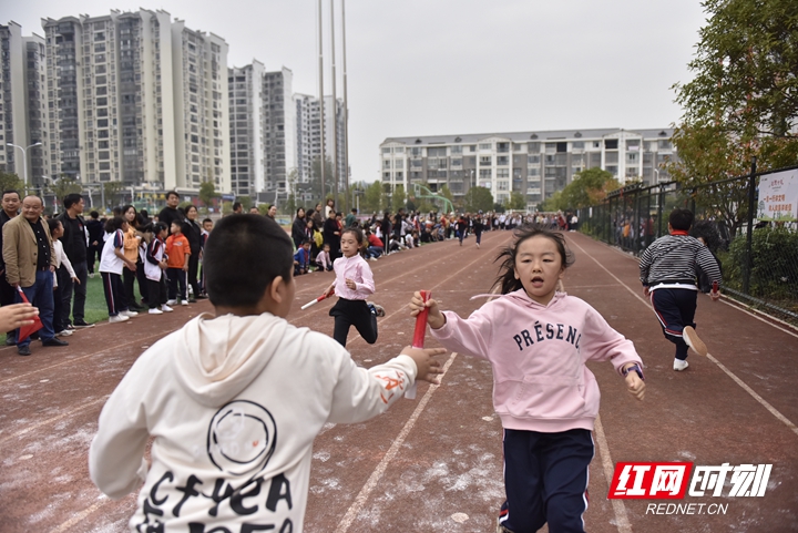 张家界民族小学第四届体育节开幕 特色民族竹竿舞,袋鼠跳等列入比赛