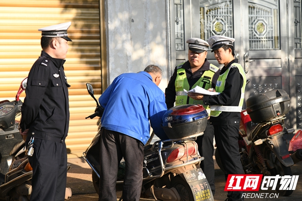 岳阳市湘阴县洋沙湖镇名山村义务巡逻队成员和交警对未按规定佩戴安全