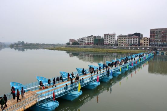 重建后的溆浦县城浮桥与溆水河相印成景