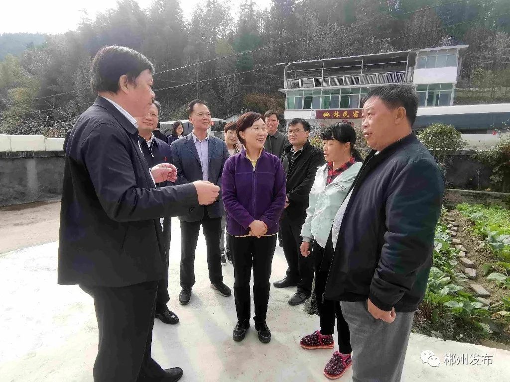 李微微一行在桂东县沤江镇青竹村村民龚建雄家中走访.