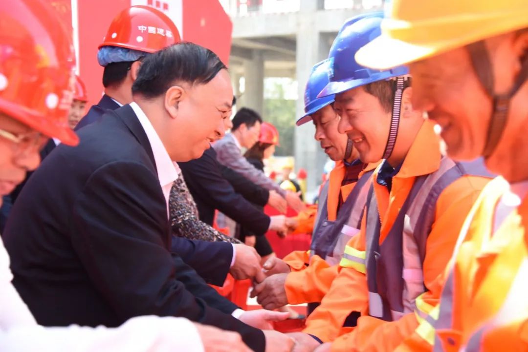 谭敦龙等人给一线工人发放慰问品