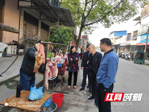 南县明山头镇:整治流动摊贩根除马路市场痼疾