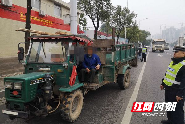 民警上路查扣拖拉机.