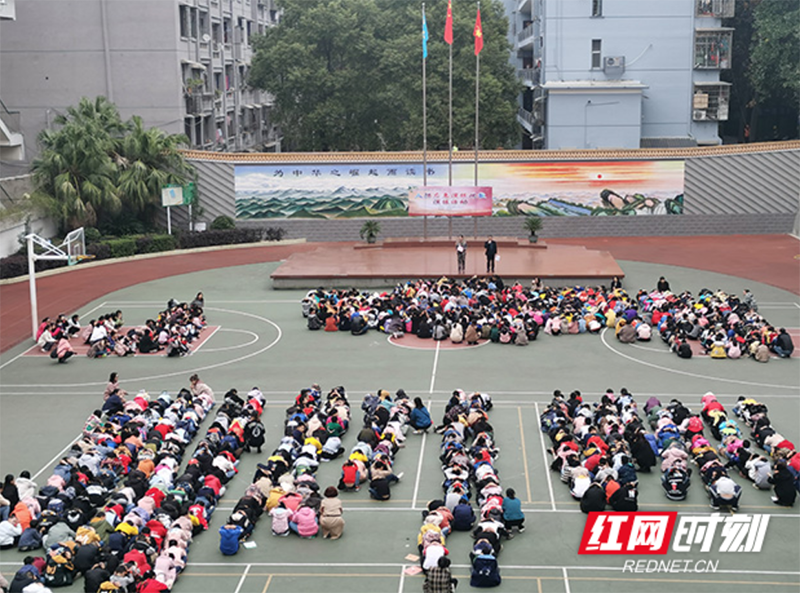 11月20日,邵阳市大祥区住建局(人防办)在向阳小学开展的校园人防疏散