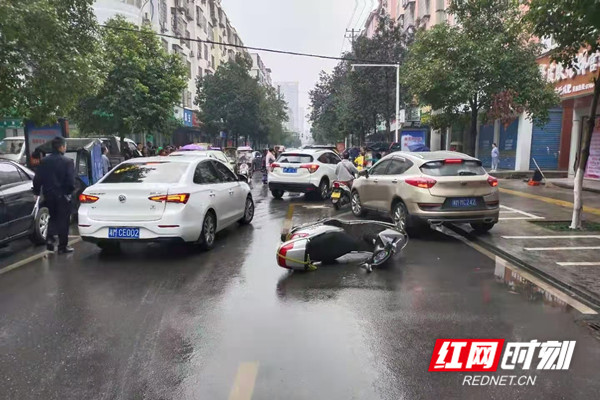 永州冷水滩发生一起摩托车撞人事故 雨天行车要谨慎