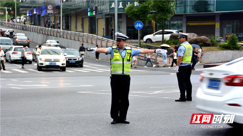 交警在十字路口指挥交通.