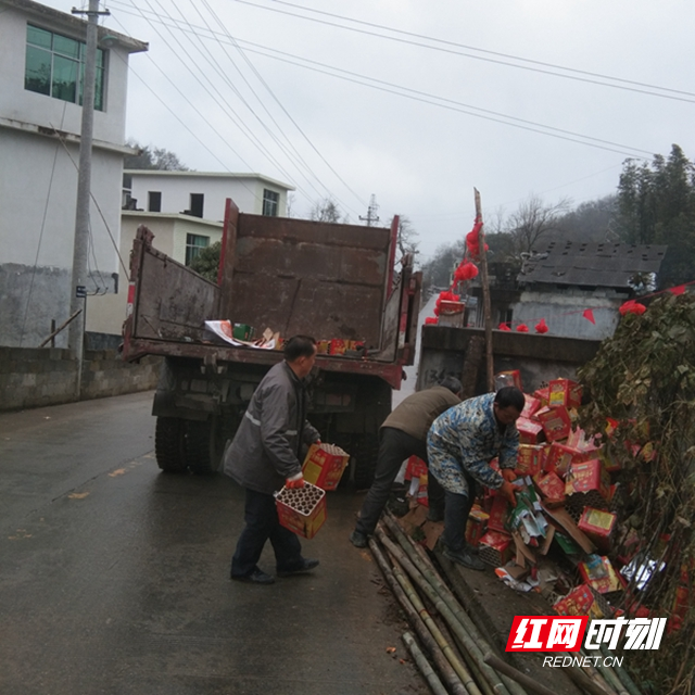 凤凰县禾库镇:全力开展街道综合整治 共建美丽宜居乡镇