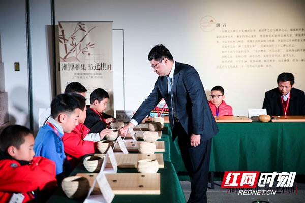 围棋职业七段,中国围棋少年队教练黄奕中现场与8位围棋爱好者进行了