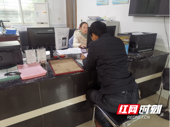 南县明山头镇"一门式"服务快捷又贴心