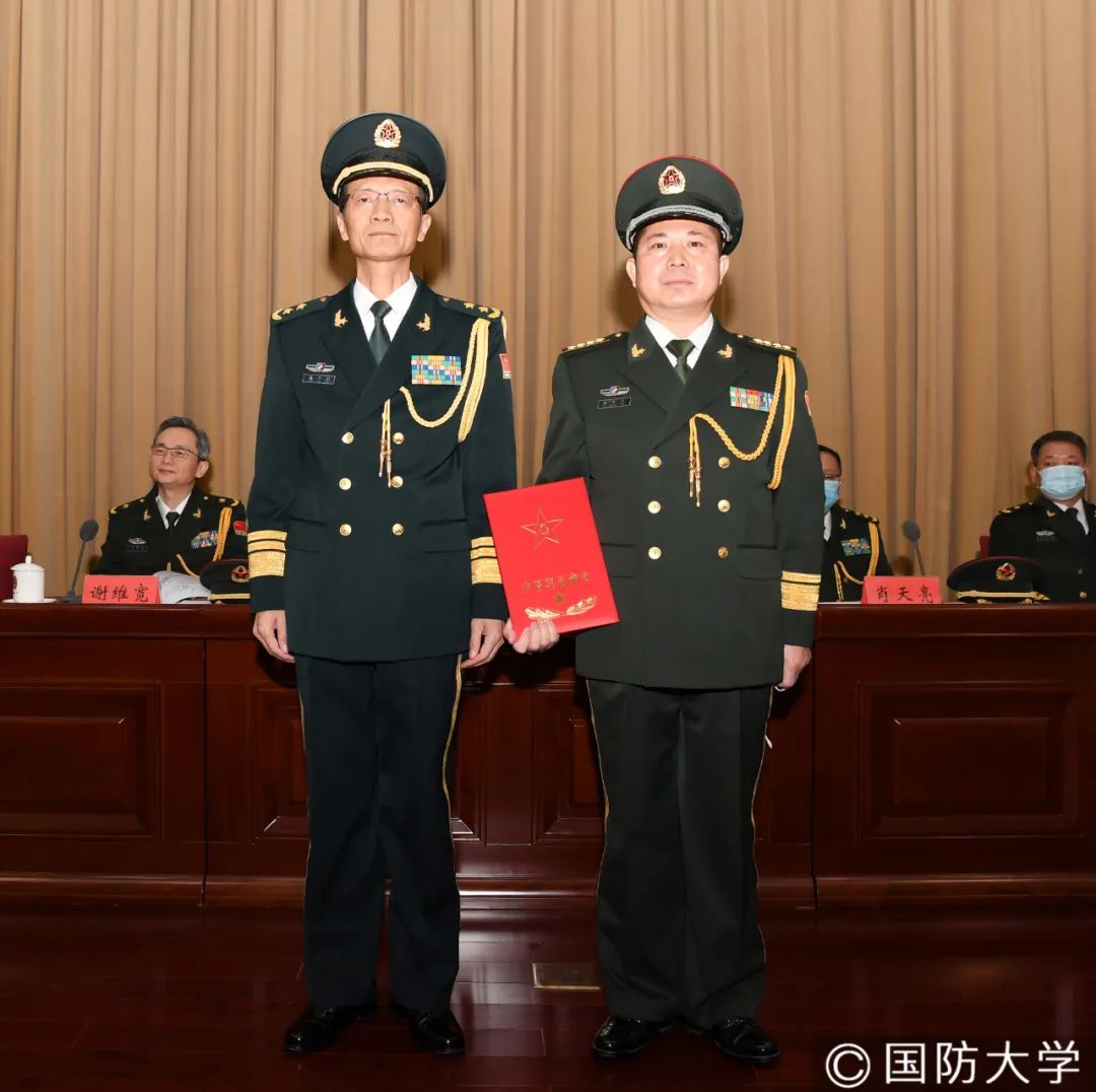 国防大学吴杰明政委与曲升云同志合影.