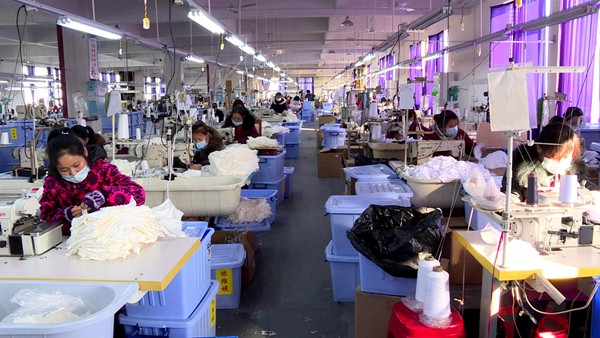 【回来上班吧】依维媄服装有限公司:生产车间制衣忙 就业增收有保障