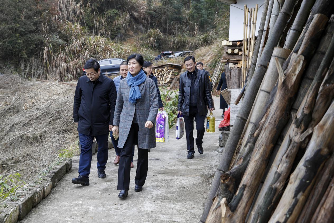 1月26日,陈云丽一行来到炎陵县十都镇洋岐畲族村,走访慰问对口帮扶