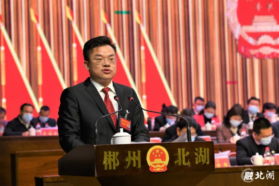 △区委副书记,区长王洪灿向大会作政府工作报告