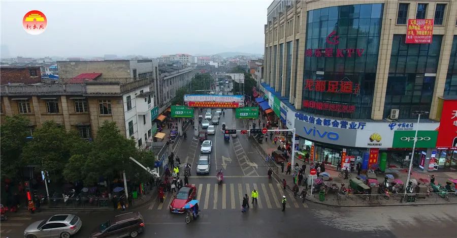 武冈市农贸市场周边部分路段实行单向通行首日效果好