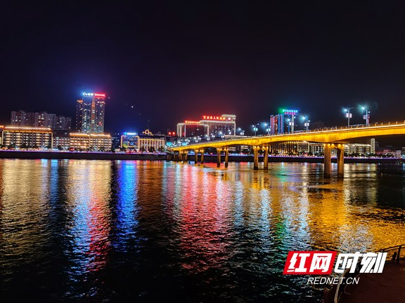 夜幕中的安化县城,花灯闪烁.