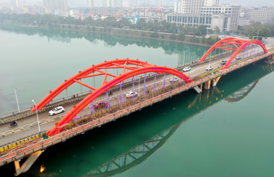 1994年建成通车的鲤鱼江大桥是资兴市重要的城市桥梁,但桥梁部分吊杆