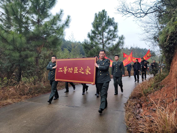 锣鼓喧天声中 肖亮一家迎来"二等功臣之家"的牌匾