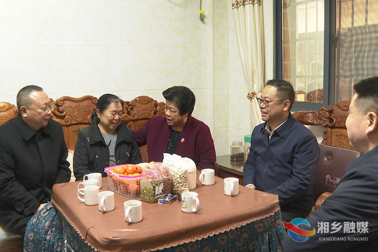 6日,湘潭市政协主席周放良来湘乡走访慰问困难党员,困难群众和劳模